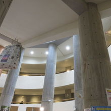 天井からすると、建物は円形のようです