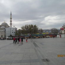 モスクの隣の２階建て。