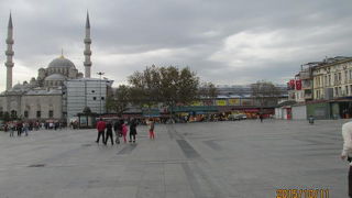 昔はスパイスバザールと呼ばれた様で今でもスパイスを扱う店が多くあります。