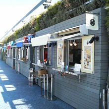 有名チェーンのテイクアウト店がずらっと並んでいました。