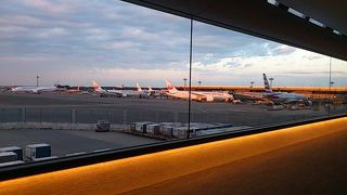 旅行気分が高まる，日本の玄関口！