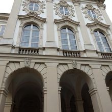 庭園と反対側から宮殿に入ると、右手に天使の階段があります。