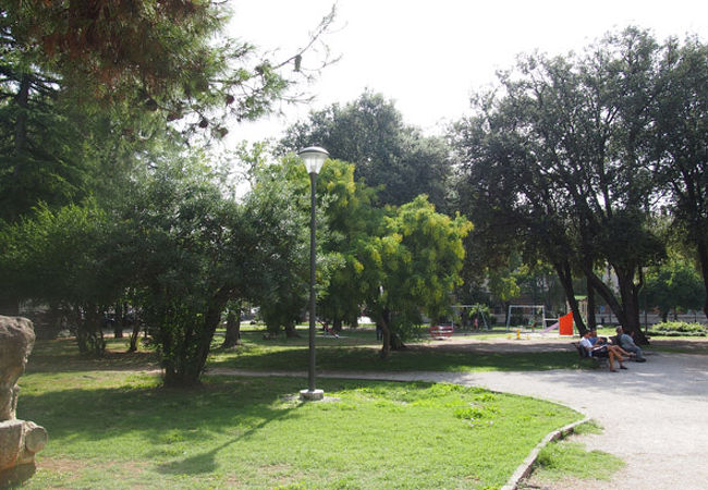 オブジェのような遺跡の残骸が点在する公園