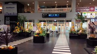 三宮からも近くアクセスの良い、コンパクトな地方空港です。