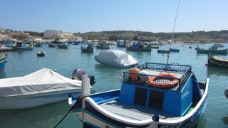 カラフルな船が浮かぶマルサシュロック湾