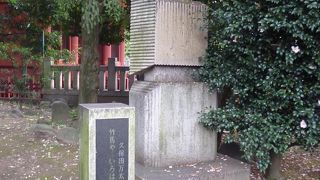 四角いデザインの句碑