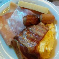 バイキング形式の朝食、ベーコン、ハム、ソーセージが絶品です。