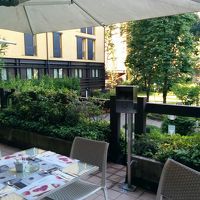 朝食会場と散歩できるホテルの庭です。