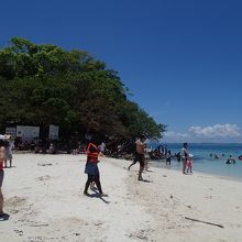 島は観光客で混雑