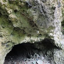 火炎放射によって焦げた岩が残る洞窟の出入り口のひとつ