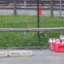 車を停めて、すぐに水を汲めます。