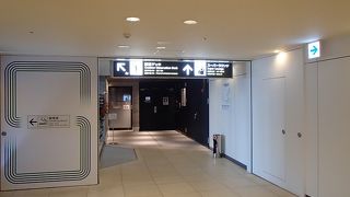 広いカードラウンジ