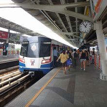 ホームに停車中の列車。