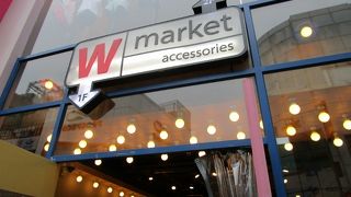 W マーケット　所狭しと雑貨が並ぶ