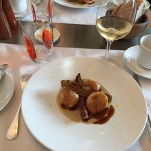 迷ったメイン、白ワインも本日のおすすめから