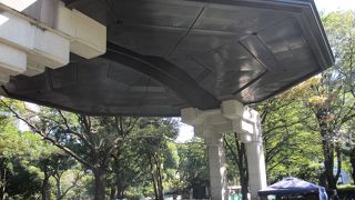 木々の中にある野外音楽堂です