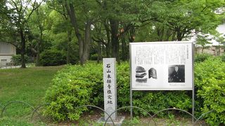 石碑と説明板があるだけ