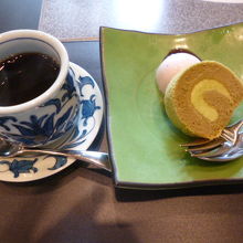 単なる抹茶でなく、嬉野茶のロールケーキは濃厚