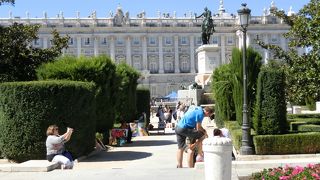 王宮の東側にあります。