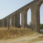 ローマ時代からの水道橋でしょうか。