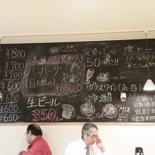 店内、壁にメニュー