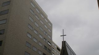 繁華街にある教会