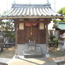 古くから吃音を治す神様として地元の信仰を集めています。