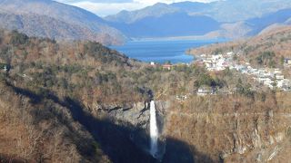 華厳の滝と中禅寺湖を一望。