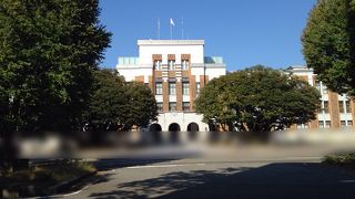 建物の正面と裏面で意匠が異なる