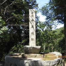 千早神社本殿にある千早城址の碑