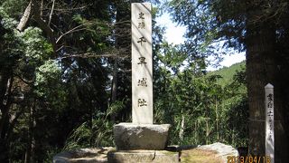 山奥にひっそりと佇む社殿