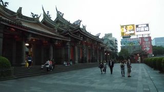 駅から少し歩きます