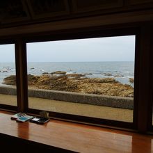 施設内部から磯が真ん前で迫力あります