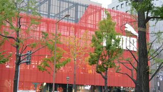 赤い壁と白いプーマのロゴマーク