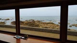 昔ながらの塩つくりが見ることができます