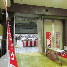 大きな催し物会場ではブランド祭りが。