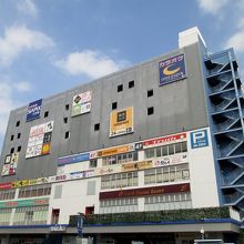 食べ物屋さんがたくさんあります。