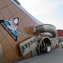 お土産をお買い忘れなく。