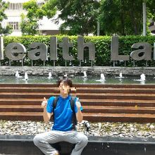 建物の正面玄関外には，このようなゴージャスなものが!!!