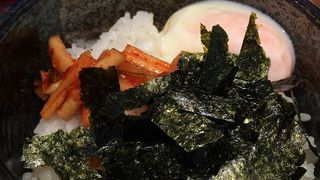 ここでのおすすめは、温玉のせ御飯です。ラーメンと一緒に食べると味わいが増します。