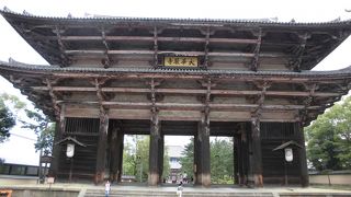 奈良はなんでもビッグと思わせるものすごく大きな門。