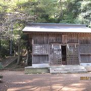 八意思兼神社には天照大神が天岩戸に隠れた時、鶏の鳴声で誘い出した知恵の神様が祀られています。