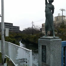 ロード途中の富士見橋。こんな感じの彫刻もあります。