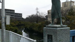 船橋駅近くで彫刻や桜並木を見ながら走れます