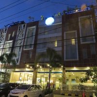 ホテルが立ち並ぶこの路地で、あまり目立たない建物