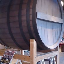 エントランスの巨大な樽