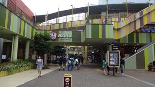 金山駅直結の商業施設です