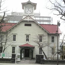 道の向かいから