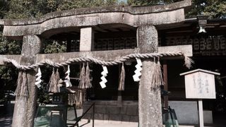 花崗岩の石造りの鳥居