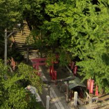 鶴ヶ城天守閣から見た稲荷神社